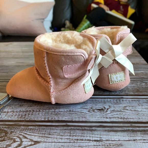 Baby pink Ugg’ bootie with Bow Velcro back size 2/3 - Picture 2 of 11